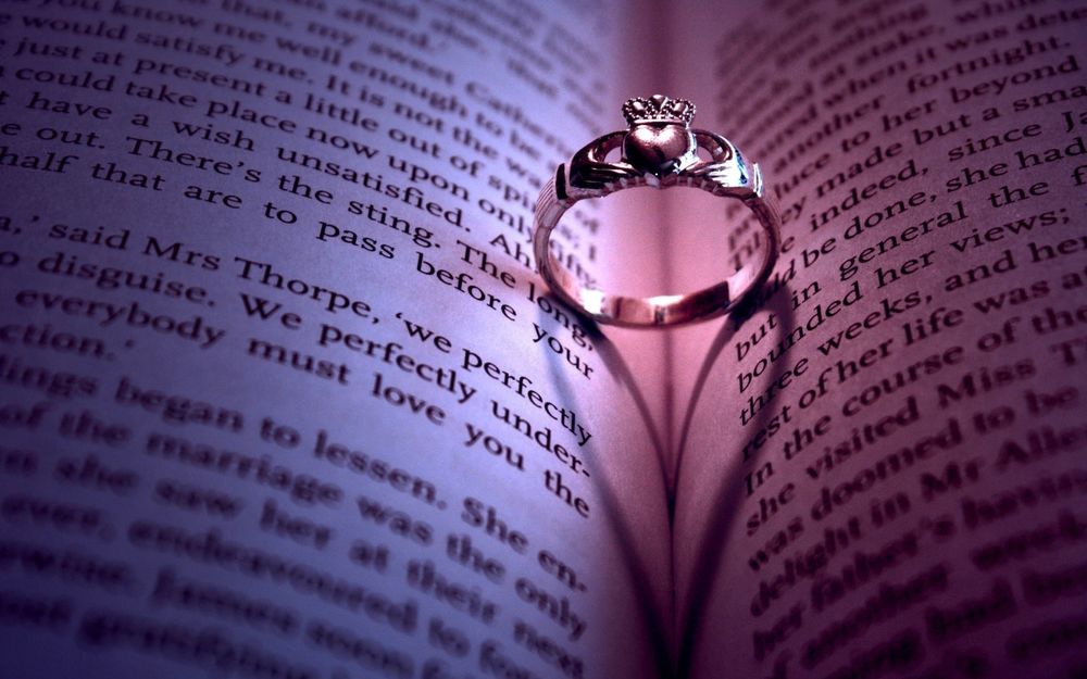 Обои для рабочего стола Кольцо на странице книги
