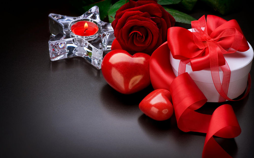 Обои для рабочего стола Подарок, роза, свеча и пластмассовые сердечки