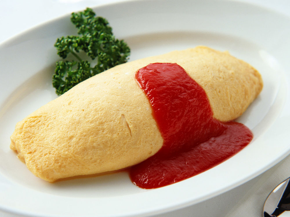 Обои для рабочего стола Пирожок с мясом, на тарелке, политый кетчупом