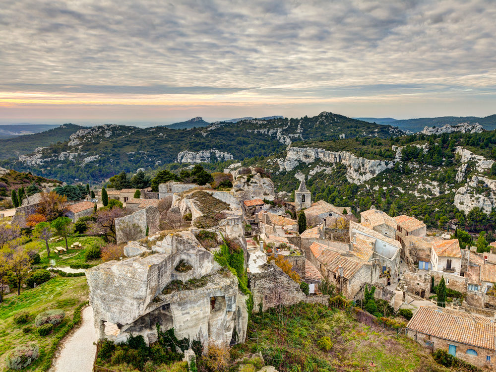 Обои для рабочего стола Панорамный вид на  Ле-Бо-де-Прованс / Les Baux-de-Provence - одно из самых живописных и популярных среди туристов селений Прованса, расположенное у развалин замка Бо на скалистом кряже Малых Альп, Франция