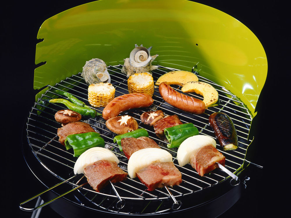 Обои для рабочего стола Мясо, колбаски, овощи и морепродукты на барбекю