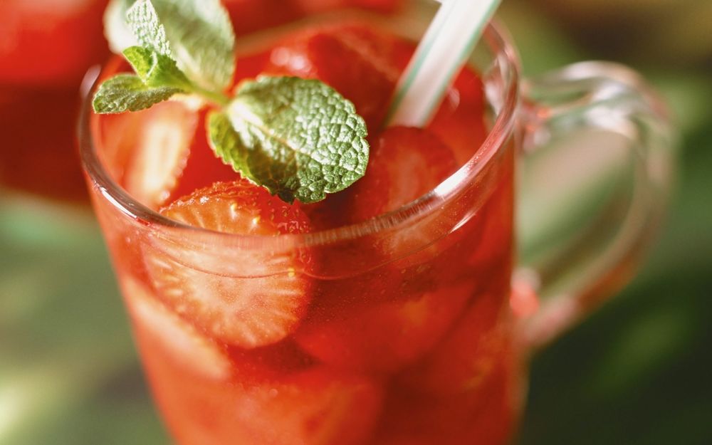 Обои для рабочего стола Ягодный коктейль с листиками мяты