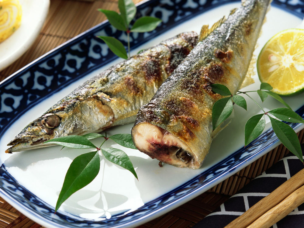 Обои для рабочего стола Вкусная рыбка на блюде, рядом кружочек лайма