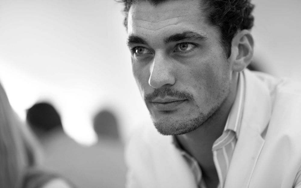 Обои для рабочего стола Дэвид Гэнди / David Gandy смотрит куда-то вдаль