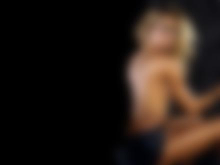 Обои на рабочий стол Stacy Keibler / Стейси Кейблер позирует фотографу, на ней лишь кожаные шорты
