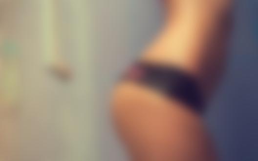 Обои на рабочий стол Девушка в трусиках, по её телу стекают капли воды