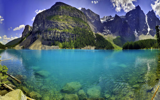 Обои на рабочий стол Прекрасное лазурное озеро Морейн / Moraine lake в националооьном парке Банф / Banff National Park, Канада