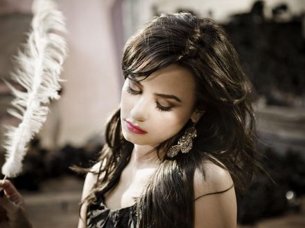 Обои на рабочий стол Demi Lovato / Деми Ловато с пером