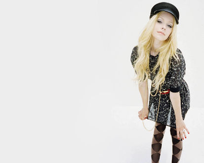 Обои на рабочий стол Avril Lavigne / Аврил Лавин в платьице
