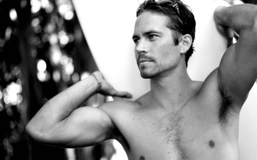 Обои на рабочий стол Пол Уокер / Paul Walker с доской для сёрфинга