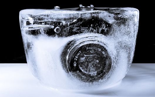Обои на рабочий стол Фотоаппарат Zenit в глыбе льда