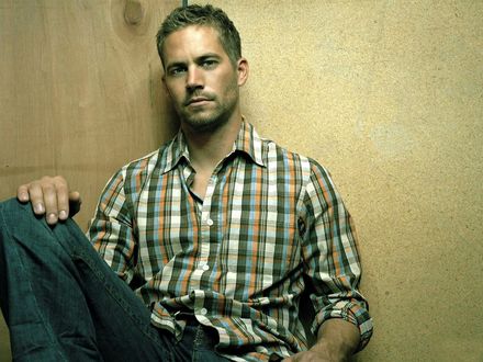 Обои на рабочий стол Пол Уокер / Paul Walker в клетчатой рубашке сидит, прислонившись к стене