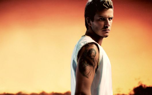 Обои на рабочий стол Дэвид Бекхэм / David Beckham на фоне неба, раскаленного закатом