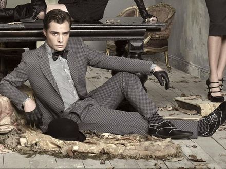 Обои на рабочий стол Эд Вествик / Ed Westwick в элегантном клетчатом костюме в стиле ретро сидит на полу старой комнаты среди других людей