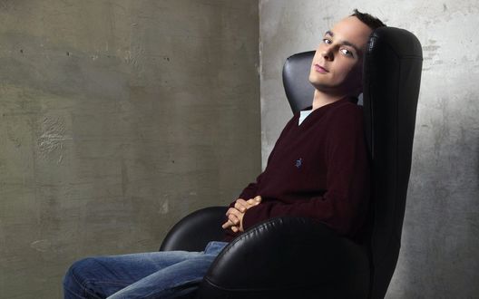 Обои на рабочий стол Джим Парсонс / Jim Parsons смотрит прямо в объектив камеры, рассевшись в высоком кресле