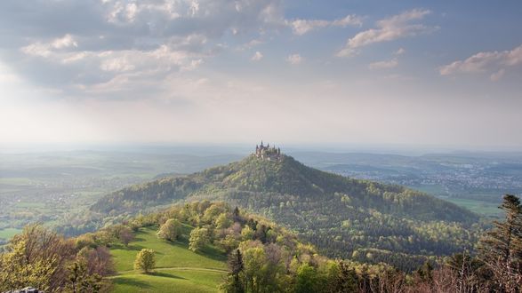 Обои на рабочий стол Замок Burg Hohenzollern / Гогенцоллерн на высокой горе
