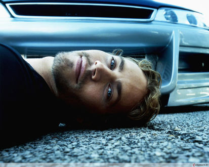 Обои на рабочий стол Пол Уокер  / Paul Walker лежит у авто 
