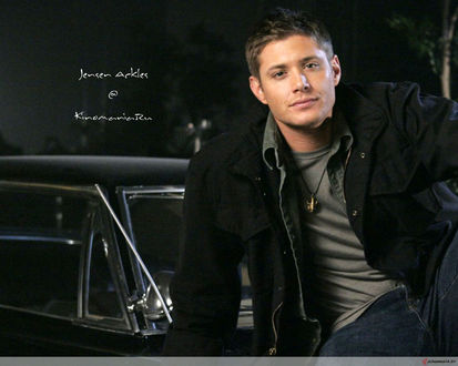 Обои на рабочий стол Jensen Ackles / Дженсен Эклс сидит у чёрного авто из сериала Сверхъестественные