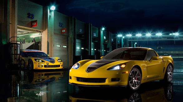 Обои на рабочий стол Желтый Chevrolet-Corvette-Z06 / Шевроле Корвет-З06 стоит у боксов