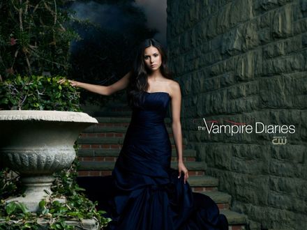 Обои на рабочий стол 'Обои Дневники вампира / The Vampire Diaries Нина Добрев / Nina Dobrev в роли Елены Гилберт стоит на лестнице в синем шелковом платье'