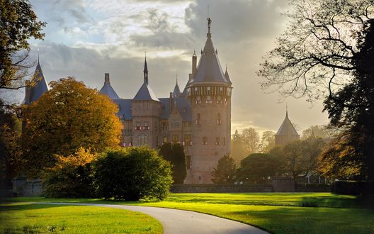 Обои на рабочий стол Дорога идет вдоль старинного Замка де Хаар / Kasteel de Haar, Хаaрзуленс, Нидерланды / Haarzuilens, the Netherlands