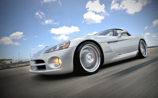 Обои на рабочий стол Dodge Viper SRT10 / Додж Вайпер СРТ10 летит по шоссе