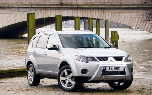 Обои на рабочий стол Mitsubishi Outlander 2. 0 DI-D Warrior / Митсубиши Аутлендер стоит у моста