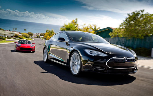 Обои на рабочий стол Авто Tesla Model S / Тесла едет по дороге