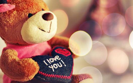 Обои на рабочий стол Мишка держит сердечко на котором написано ( I love you / Я тебя люблю )