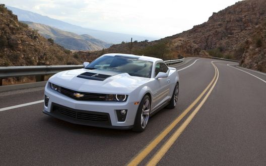 Обои на рабочий стол Camaro ZL1 / Камаро ЗЛ1 белого цвета едет по дороге