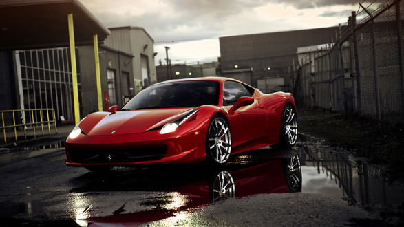 Обои на рабочий стол Красное Ferrari 458 / Феррари 458 стоит на мокрой дороге у дома