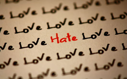 Обои на рабочий стол Слово *Hate / Ненависть* затерялось между словами *Love / Любовь*