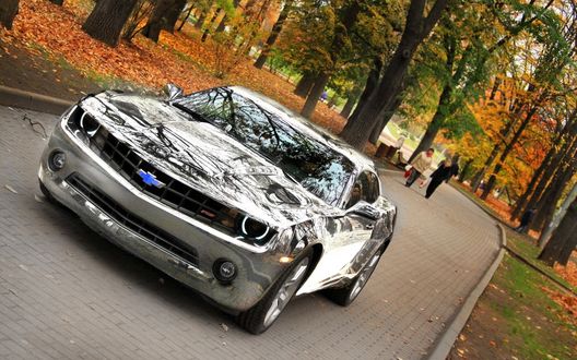Обои на рабочий стол Chevrolet Camaro V / Шевролет Камаро зеркальный, стоит в парке