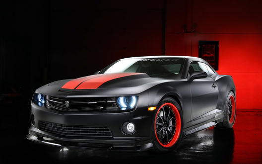 Обои на рабочий стол Красно-черное Chevrolet Camaro / Шевроле Камаро стоит на стеклянном полу