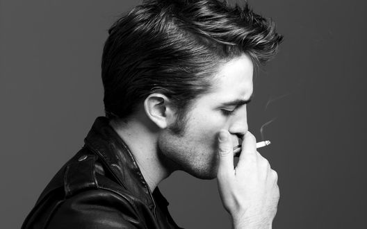 Обои на рабочий стол Роберт Паттинсон / Robert Pattinson курит сигарету 
