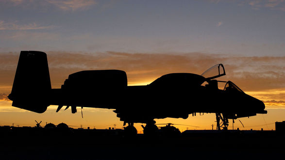 Обои на рабочий стол Thunderbolt II / Удар молнии II на аэродроме на закате