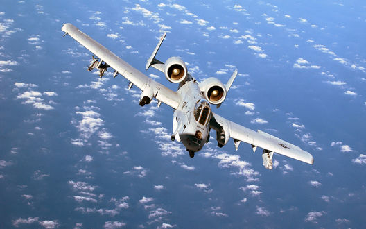 Обои на рабочий стол Thunderbolt II / Удар молнии II над перистыми облаками в небе