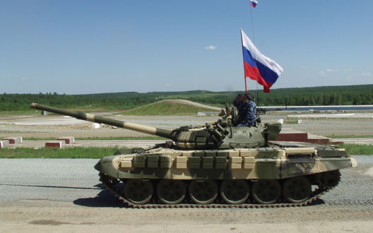 Обои на рабочий стол Танк под флагом России