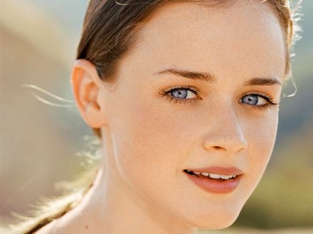 Обои на рабочий стол Голубоглазая Алексис Бледел / Alexis Bledel крупным планом