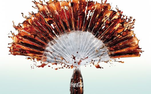 Обои на рабочий стол Фонтан брызг из бутылки Coca-cola / Кока-кола в форме веера