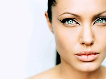 Обои на рабочий стол Лицо Анжелины Джоли / Angelina Jolie с яркими глазами