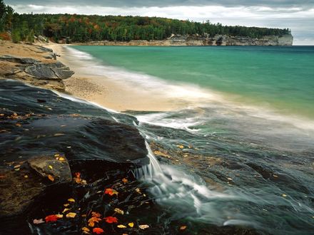 Обои на рабочий стол Пляж Шапель / Chapel Beach, усыпанный листьями, озеро Супериор / Lake Superior, штат Мичиган / Michigan, США