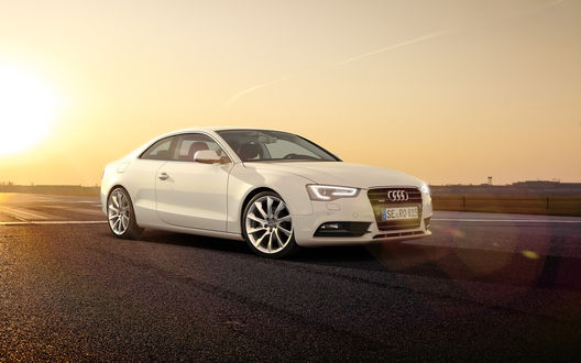 Обои на рабочий стол Белая Audi A5 / Ауди А5 стоит на дороге