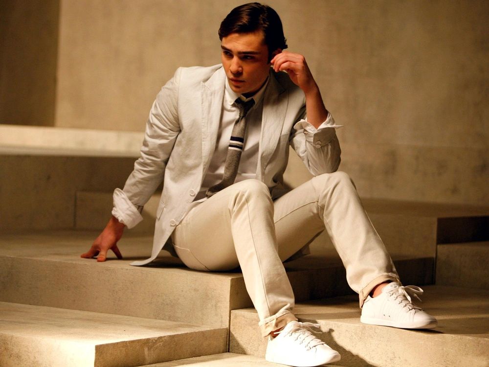 Обои для рабочего стола Эд Вествик / Ed Westwick в элегантном белом костюме и белоснежных кроссовках сидит на каменных ступенях
