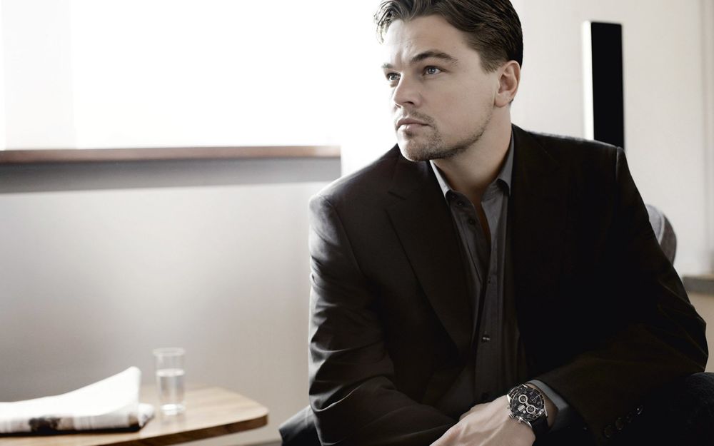 Обои для рабочего стола Леонардо ди Каприо / Leonardo di Caprio сосредоточено смотрит в сторону