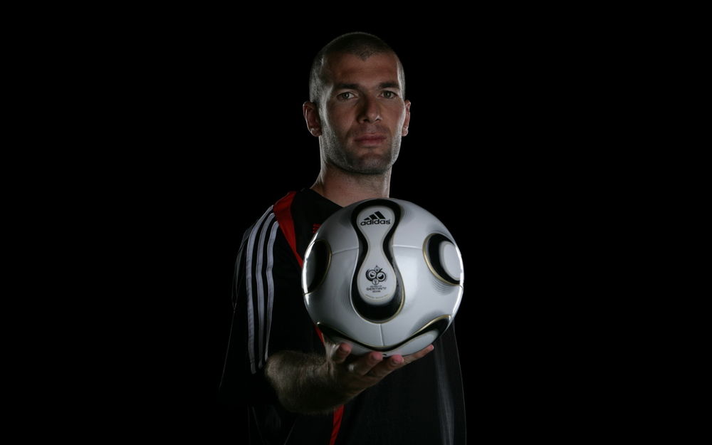 Обои для рабочего стола Зинедин Зидан / Zinedine Zidane с футбольным мячом (Adidas)