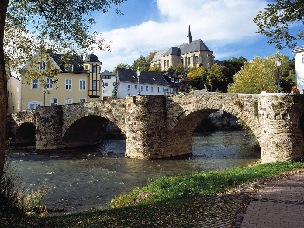 Обои для рабочего стола Каменный мост проходит через неглубокую речку (Hadamar, Hesse, Germany)
