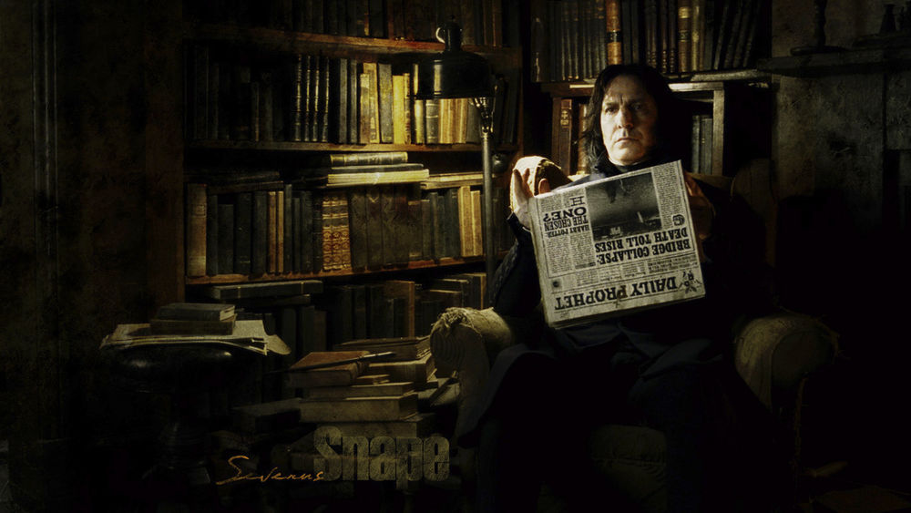 Обои для рабочего стола Алан Рикман в роли Северуса Снейпа (Severus Snape / Alan Rickman) сидит в библиотеке и читает газету (Severus Snape) Гарри Поттер / Harry Potter