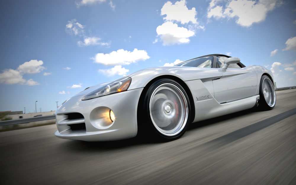 Обои для рабочего стола Dodge Viper SRT10 / Додж Вайпер СРТ10 летит по шоссе
