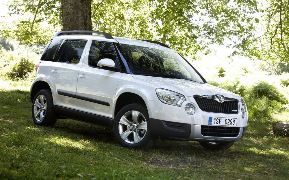 Обои для рабочего стола Skoda Yeti Greenline / Шкода Йети стоит под деревом